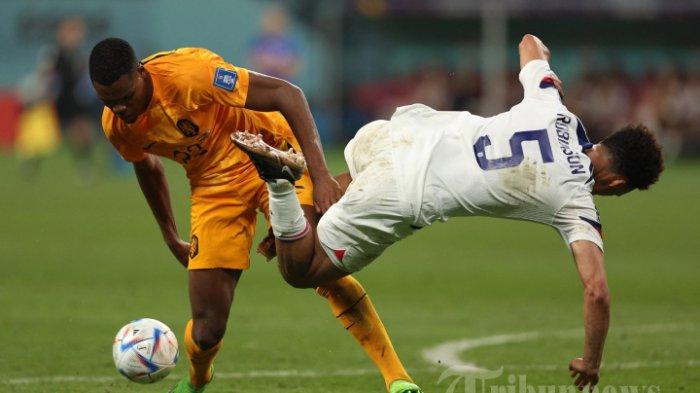 Denzel Dumfries vs Antonee Robinson di babak 16 besar Piala Dunia 2022 Qatar antara Belanda vs Amerika Serikat di Stadion Internasional Khalifa di Doha pada 3 Desember 2022.