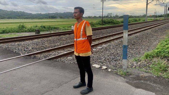 Dian Tri Pranoto (21) saat menjaga perlintasan sebidang tanpa palang.