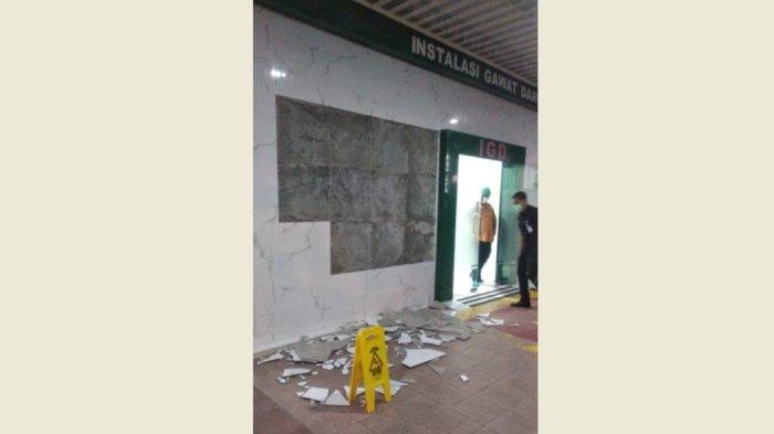 Kondisi beberapa dinding keramik bagian luar IGD RSU Riski Amalia Lendah, Kabupaten Kulon Progo yang lepas usai gempa bumi berkekuatan 6,4 melanda barat daya Kabupaten Bantul, Jumat (30/6/2023) malam.