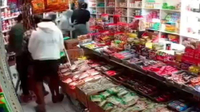 Sejumlah anggota geng motor menyerang warung warga di Jalan Karya, Kelurahan Karang Berombak, Kecamatan Medan Barat, Kota Medan, Kamis (16/1/2025).