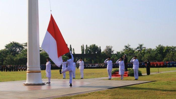 Upacara bendera untuk memperingati Hari Pendidikan Nasional (Hardiknas) di Alun-alun Wates, Kulon Progo, Kamis (02/05/2024).