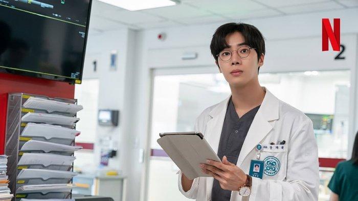Choo Young-woo memerankan Yang Jae-won, residen di RS Universitas Hankuk di Drakor The Trauma Code: Heroes on Call (2025)