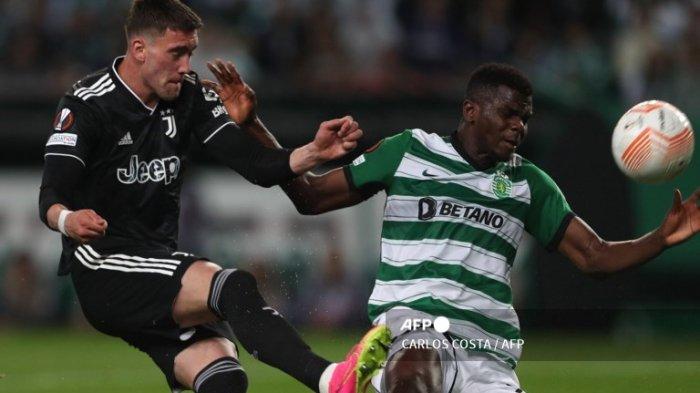 Dusan Vlahovic vs Ousmane Diomande di Liga Europa antara Sporting CP vs Juventus di stadion Jose Alvalade di Lisbon pada 20 April 2023.