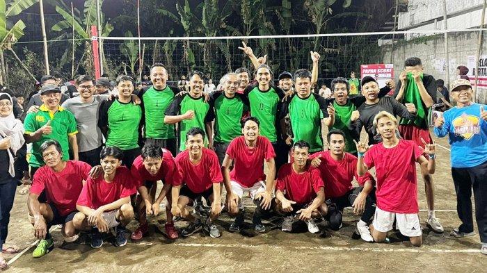 Duta Sheila On 7 bersama bapak-bapak Kampung Ganjuran, Kamis (3/8/2023) malam, saat Lomba Voli antar RT di Lapangan Bola Voli RT 09 RW 64 Ganjuran, Manukan, Condongcatur, Depok, Sleman, DIY.