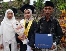 Dyana Arum Nugraini didampingi kedua orangtuanya. Ia dinobatkan jadi wisudawan termuda UNY dalam gelaran wisuda awal September 2023 lalu pada usia 21 tahun 1 bulan.
