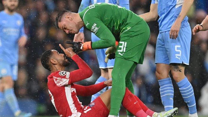 Striker Matheus Cunha (kiri) dan penjaga gawang Manchester City Brasil Ederson (kanan) bersitegang pada pertandingan perempat final Liga Champions UEFA antara Manchester City dan Atletico Madrid di Stadion Etihad  Manchester, Rabu 6 2022. Manchester City memenangkan pertandingan 1-0.