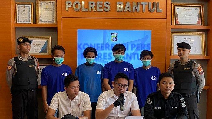 PENGEROYOKAN: Polisi hadirkan sejumlah pelaku pengeroyokan diduga pencuri saat jumpa pers di lobby Mapolres Bantul, Rabu (25/6/2025).