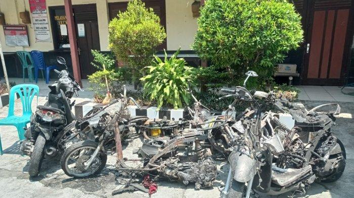 Enam motor di Polsek Muntilan dalam kondisi rusak berat sebab bentrokan dua kubu di Muntilan tempo hari.
