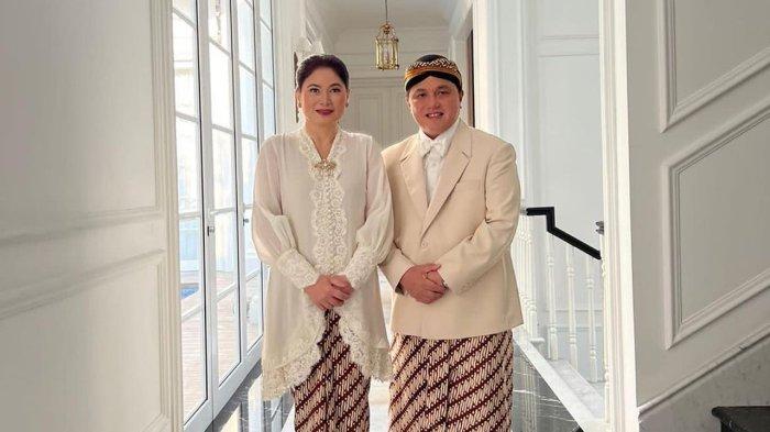 Erick Thohir dan istri mengenakan pakaian yang didesain oleh desainer Didiet Maulana saat menghadiri Upacara Peringatan Hari Kemerdekaan ke-78 Indonesia di Istana Merdeka, Kamis (17/8/2023)