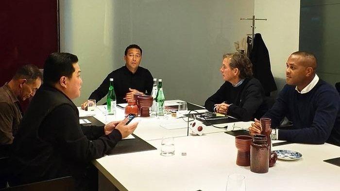 Ketua Umum PSSI, Erick Thohir, saat bertemu tim kepelatihan timnas Indonesia.