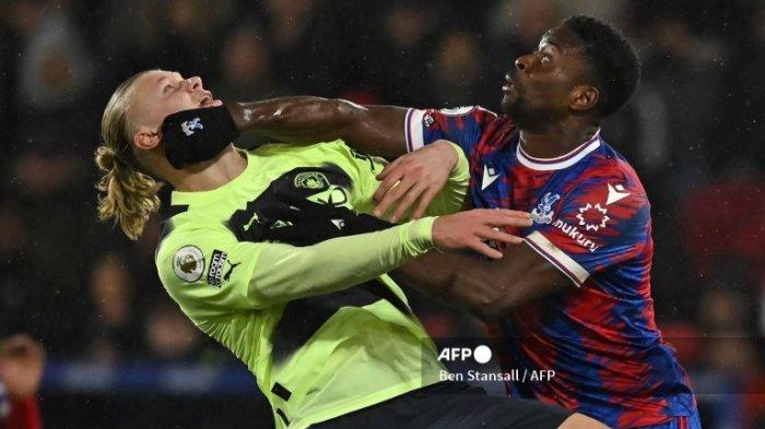​Erling Haaland vs Marc Guehi di Liga Inggris antara Crystal Palace vs Manchester City di Selhurst Park di London selatan pada 11 Maret 2023.
