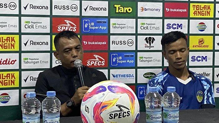 PSIM YOGYAKARTA - Pelatih caretaker PSIM Yogyakarta, Erwan Hendarwanto, saat memberikan keterangan pers pada Kamis (30/1/2025). PSIM Yogyakarta akan menghadapi Persiraja Banda Aceh pada lanjutan babak 8 besar Liga 2 2024/2025, Jumat (31/1/2025) di Stadion Mandala Krida Yogyakarta.