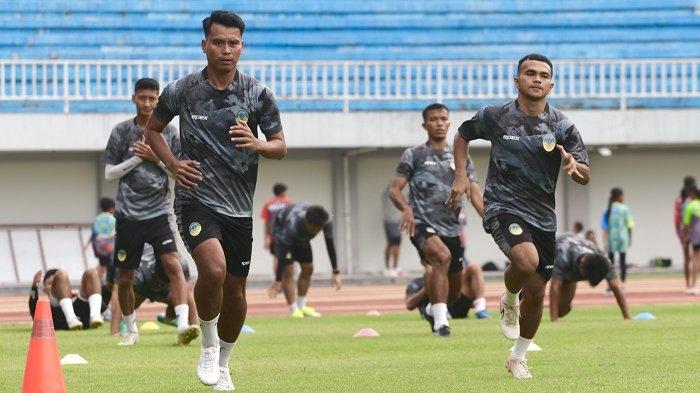 JANGAN LENGAH: Pemain PSIM Yogyakarta saat menjalani sesi latihan tim di Stadion Mandala Krida, Yogyakarta, beberapa waktu lalu. Pelatih PSIM Yogyakarta, Erwan Hendarwanto minta pemain jangan lengah lawan Persiraja  di Stadion H. Dhimurthala, Banda Aceh pada Jumat (7/2/2025)