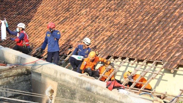 EVAKUASI: Evakuasi santri Pondok Modern Darussalam Gontor Kampus 5 Darul Qiyam, Dusun Mangunsari, Desa Gadingsari, Kecamatan Sawangan, Kabupaten Magelang, Jumat (25/4/2025) /