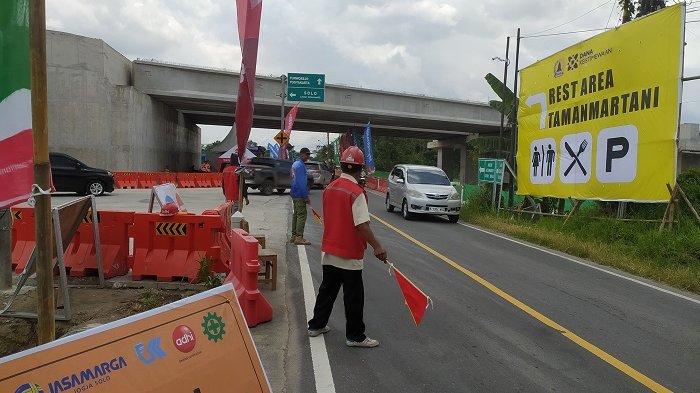 REST AREA: Kendaraan melintas di exit tol Tamanmartani Kalasan Sleman yang telah dibuka fungsional per Senin 24 Maret 2025. Exit tol ini dilengkap rest area untuk pemudik.