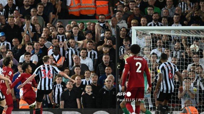 Fabio Carvalho mencetak gol kedua di Liga Inggris antara Liverpool vs Newcastle United di Anfield di Liverpool, barat laut Inggris pada 31 Agustus 2022. Liverpool memenangkan pertandingan dengan skor 2-1.