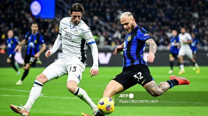 Federico Dimarco vs Hans Hateboer di Liga Italia Serie A antara Inter Milan vs Atalanta di Giuseppe Meazza, 28 Februari 2024.
