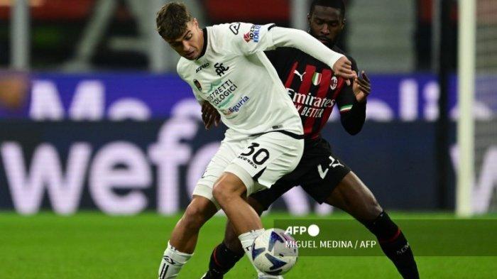 Fikayo Tomori vs Daniel Maldini di Liga Italia Serie A antara AC Milan vs Spezia pada 5 November 2022 di stadion San Siro di Milan.