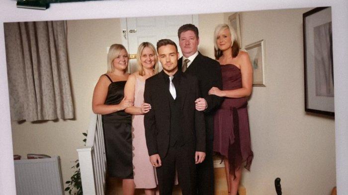 Foto Liam Payne dan keluarga dari video klip Story of My Life One Direction
