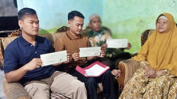Foto Suratmo dan keluarga membawa bukti kuitansi