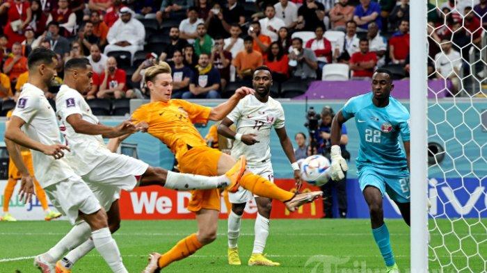Frenkie De Jong mencetak gol di Grup A Piala Dunia Qatar 2022 antara Belanda vs Qatar di Stadion Al-Bayt di Al Khor, utara Doha pada 29 November, 2022.