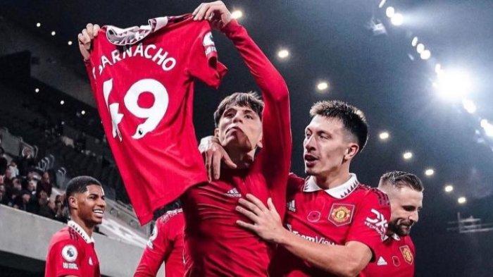 Winger muda Alejandro Garnacho merayakan setelah mencetak gol kedua timnya selama pertandingan sepak bola Liga Premier Inggris antara Fulham dan Manchester United di Craven Cottage di London pada 13 November 2022.