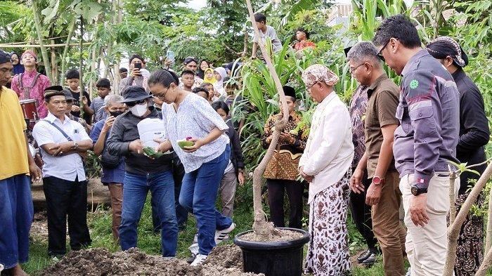 Gusti Kanjeng Ratu (GKR) Mangkubumi memimpin ritual pemindahan jenazah Kyai Kromo Ijoyo atau Mbah Celeng yang terdampak tol Jogja-Solo paket 2.2 di Padukuhan Ketingan, Tirtoadi, Mlati, Sleman, Rabu (15/01/2025).