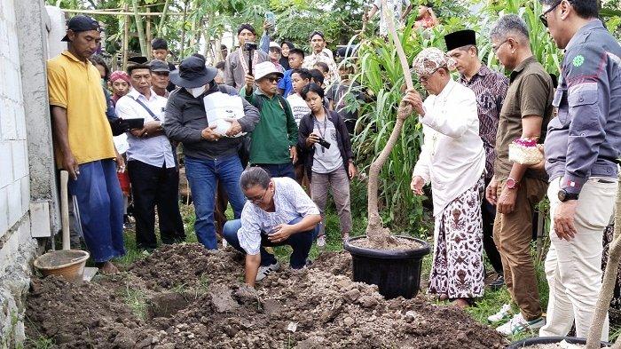 Gusti Kanjeng Ratu (GKR) Mangkubumi memimpin ritual pemindahan jenazah Kyai Kromo Ijoyo atau Mbah Celeng yang terdampak tol Jogja-Solo paket 2.2 di Padukuhan Ketingan, Tirtoadi, Mlati, Sleman, Rabu (15/01/2025).