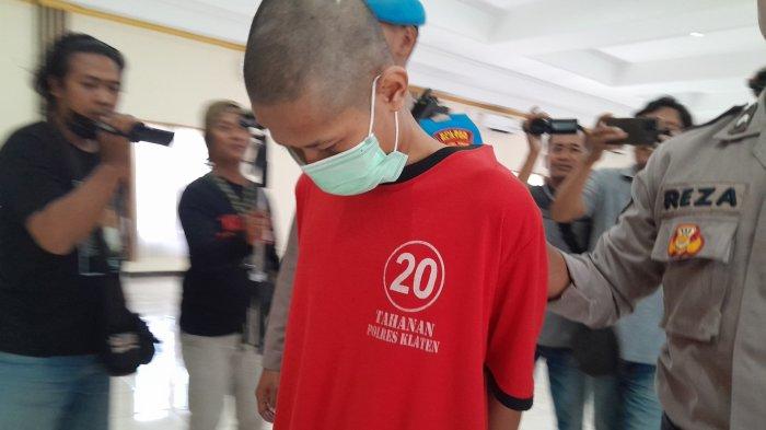 FI (18), pemuda asal Kecamatan Cibinong, Kabupaten Bogor, Jawa Barat, tampak tertunduk saat dihadirkan dalam konferensi pers di Aula Mapolres Klaten, terkait kasus produksi uang palsu, Kamis (17/10/2024).