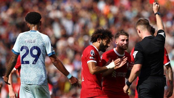 Gelandang Liverpool Alexis Mac Allister mendapat kartu merah langsung dari wasit Thomas Bramall karena bersitegang dengan pemain Bournemouth Ryan Christie, Sabtu 20 Agustus 2023