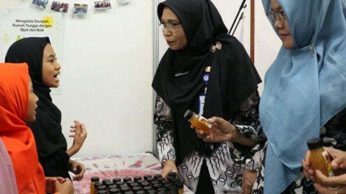 Para tamu undangan mengunjungi stan Eco-Enzym pada acara Gelar Karya SDIT Luqman Al Hakim Sleman, Sabtu (25/11/2023)