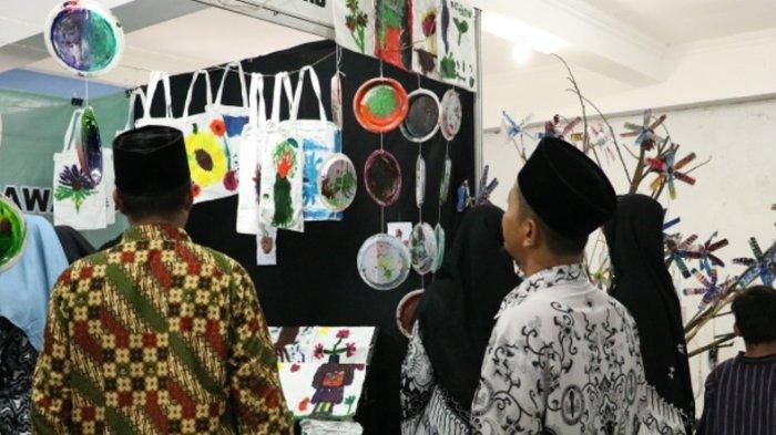 Salah satu stan yang memamerkan berbagai karya daur ulang sampah di acara Gelar Karya SDIT Luqman Al Hakim Sleman, Sabtu (25/11/2023)