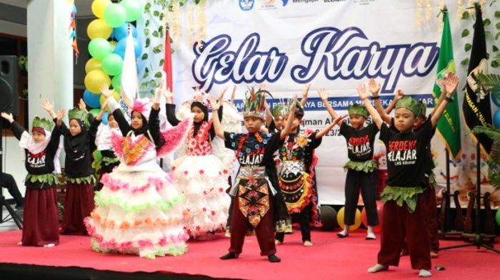 Penampilan senam Go Green oleh kelas 1 SDIT Luqman Al Hakim Sleman, pada acara Gelar Karya P5, Sabtu (25/11/2023)