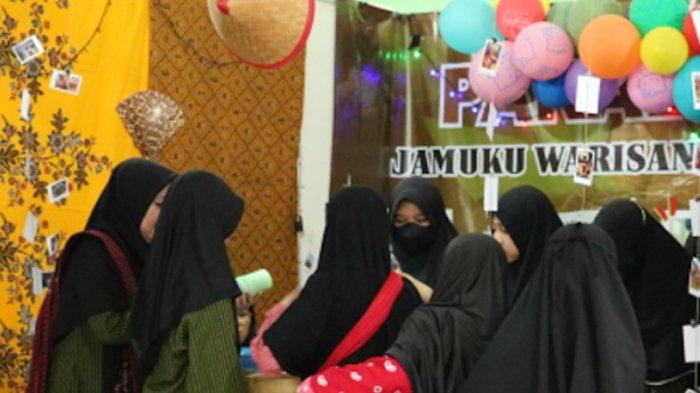 Stan jamu para pelajar kelas 5 SDIT Luqman Al Hakim Sleman pada acara Gelar Karya P5, Sabtu (25/11/2023)