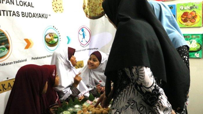 Stan makanan tradisional kelas 2 pada acara Gelar Karya P5, SDIT Luqman Al Hakim Sleman, pada Sabtu (25/11/2023)