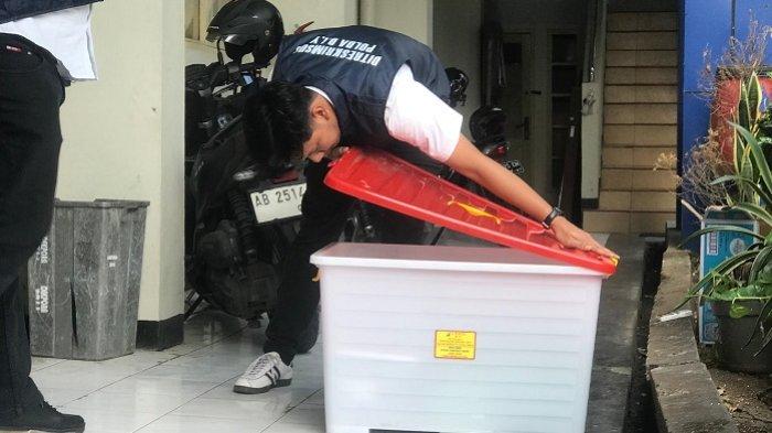 PENGGELEDAHAN: Petugas amankan dokumen dan berkas dari hasil penggeledahan  kedalam boks besar, pada Senin (23/6/2025)