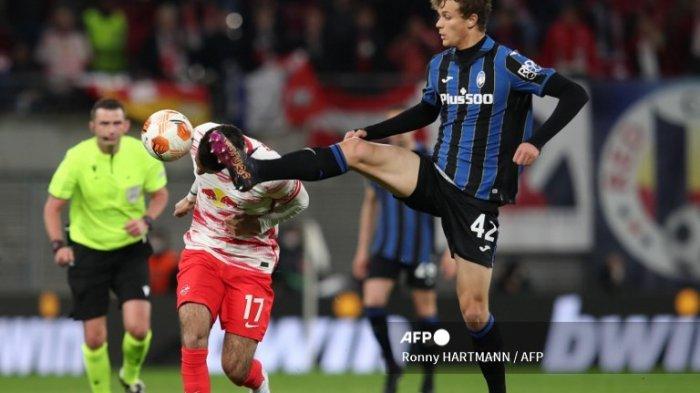 Giorgio Scalvini vs Dominik Szoboszlai di Liga Europa UEFA RB Leipzig vs Atalanta di Leipzig pada 7 April 2022.
