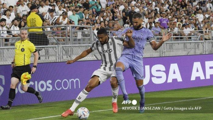 Glieson Bremer vs Karim Benzema di pertandingan persahabatan sepak bola Juventus vs Real Madrid di Rose Bowl pada 30 Juli 2022 di Pasadena, California.