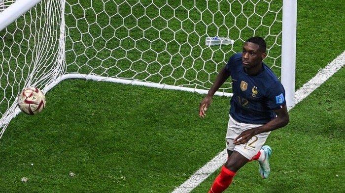 Randal Kolo Muani, pesepakbola Prancis menambahkan satu poin untuk Prancis saat kontra Maroko di babak semifinal Piala Dunia 2022 di Al Bayt Stadium, 14 Desember 2022