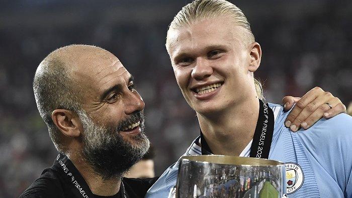 Manajer  Manchester City Pep Guardiola (kiri) memegang trofi bersama striker Manchester City asal Norwegia Erling Haaland setelah memenangkan UEFA Super Cup  2023 antara Manchester City dan Sevilla di Stadion Georgios Karaiskakis di Piraeus pada 16 Agustus 2023.