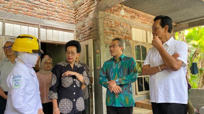 Gubernur DIY bersama sejumlah stakeholder meninjau rumah warga terdampak bencana gempa bumi di RT 6, Padukuhan Bangen, Kalurahan Bangunjiwo, Kapanewon Kasihan, Kabupaten Bantul, Daerah Istimewa Yogyakarta pada Sabtu (1/6/2023) siang.