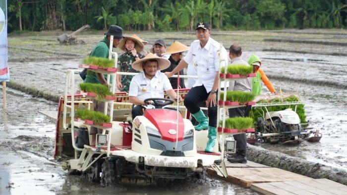 Penanaman bibit padi di areal persawahan Desa Puluhan, Kecamatan Trucuk, Klaten, oleh Gubernur Jawa Tengah didampingi Bupati Klaten Hamenang Wajar Ismoyo menggunakan mesin rice transplater, Rabu (23/4/2025).