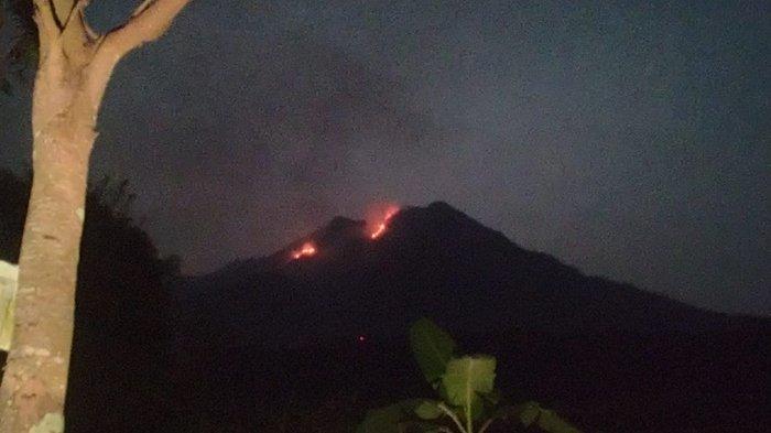 Penampakan Gunung Andong yang terbakar, diabadikan dari Kleteran, Grabag, Kabupaten Magelang, Kamis (10/8/2023)