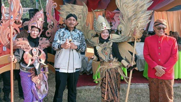 Guru SDN Kedungharjo 1 yang berhasil menjawab tantangan Bupati Ngawi, Ony Anwar Harsono untuk melafalkan teks UUD 1945 secara spontan langsung tanpa membaca