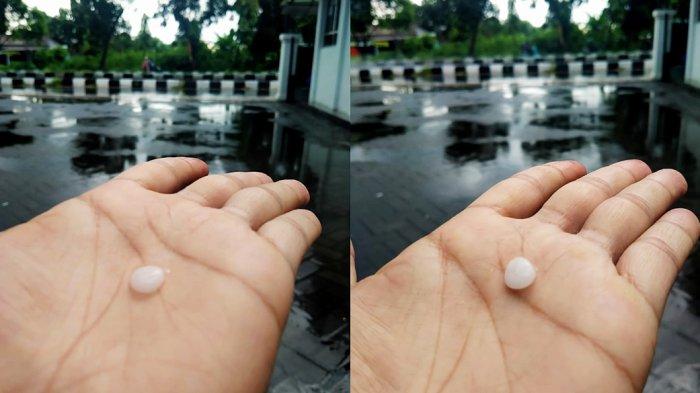 Foto hujan es di depan Kantor Tribun Jogja, Ringroad Barat, Sleman, DIY, Selasa (11/3/2025) pukul 15:15 WIB.