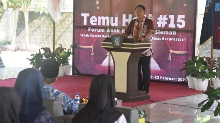 ANAK SLEMAN: Wabup Sleman Danang Maharsa, bersama Ketua DPRD Sleman Y Gustan Ganda saat menghadiri kegiatan temu hati anak Sleman tahun 2025 di pendopo DPRD Kabupaten Sleman, Sabtu (22/2/2025)