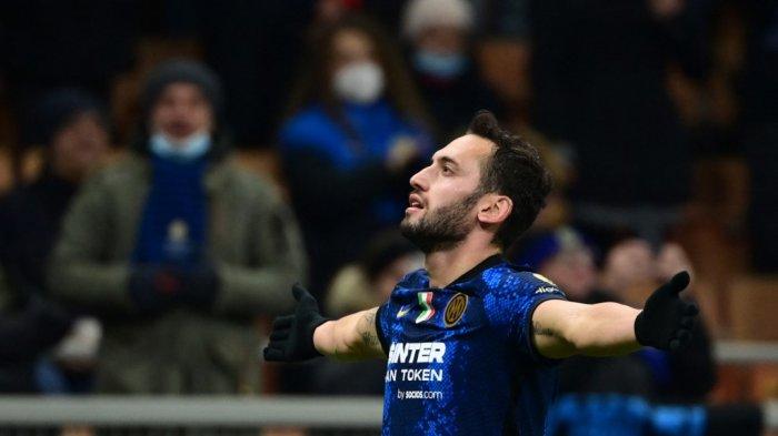 Hakan Calhanoglu merayakan gol di Liga Italia Serie A antara Inter Milan vs Cagliari di Stadion Giuseppe Meazza di Milan pada 12 Desember 2021.