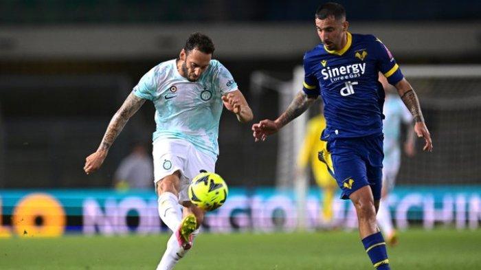 Hakan Calhanoglu saat Inter Milan menang 6-0 saat bertandang ke Verona, Kamis (4/5/2023). Nerazzurri meraih tiga poin penting dalam upaya untuk finis empat besar.