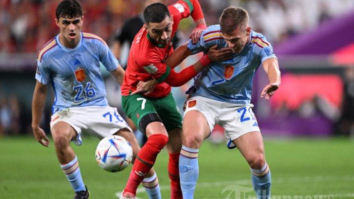 Hakim Ziyech vs Dani Olmo dan Pedri di babak 16 besar Piala Dunia 2022 Qatar antara Maroko vs Spanyol di Stadion Education City di Al-Rayyan, barat Doha pada 6 Desember 2022.