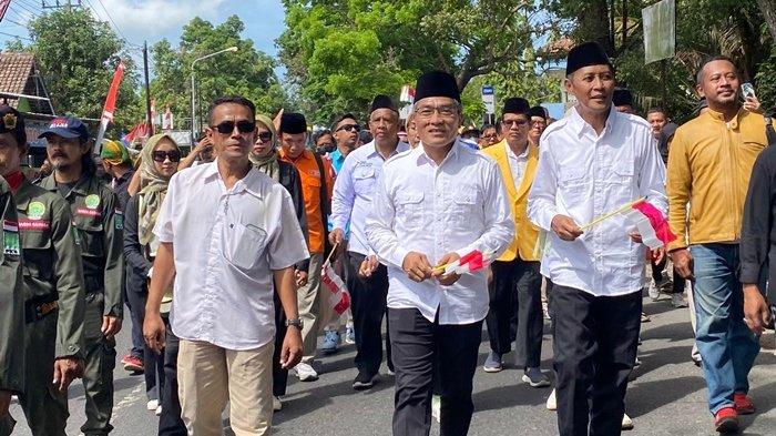 Bakal calon bupati Bantul, Abdul Halim Muslih dan bakal calon wakil bupati Bantul, Aris Suharyanta, bersama sejumlah partai pendukung berjalan bersama-sama untuk daftar pencalonan Pilkada di KPU Kabupaten Bantul, Rabu (28/8/2024).